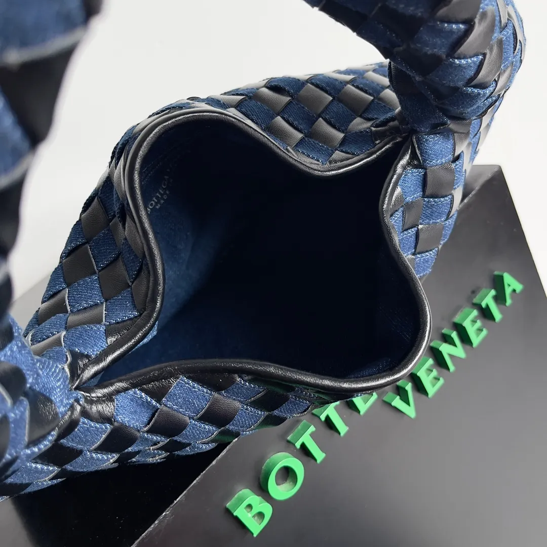 Batch 1860 BOTTEGA VENETA new women's small size Hop shoulder bag, denim & leather, two materials, the special edition Hop is super handsome, BV fans must not miss it. Made of two kinds of materials, the bag is soft and languid. Hop symbolizes innovation and eternal craftsmanship. The pyramid silhouette is both practical and fashionable, modern and casual, and the double-sided closure design of the bag is more convenient and safe! It can be carried by hand or on the shoulder to show multiple styles in different occasions, and it can be flexibly integrated into every moment, making it more refined and easy to use. Style number: 789028 Size: 41*20.5*7.5cm